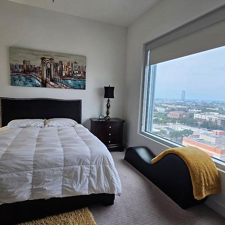 Luxury Highrise In Midtown - Skyline Views And Chic Decor Apartment Houston Bagian luar foto