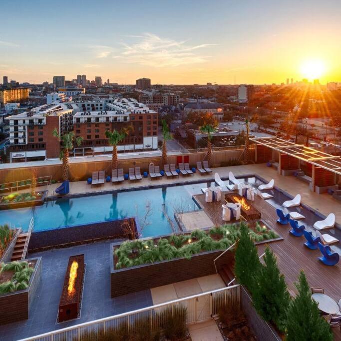 Luxury Highrise In Midtown - Skyline Views And Chic Decor Apartment Houston Bagian luar foto