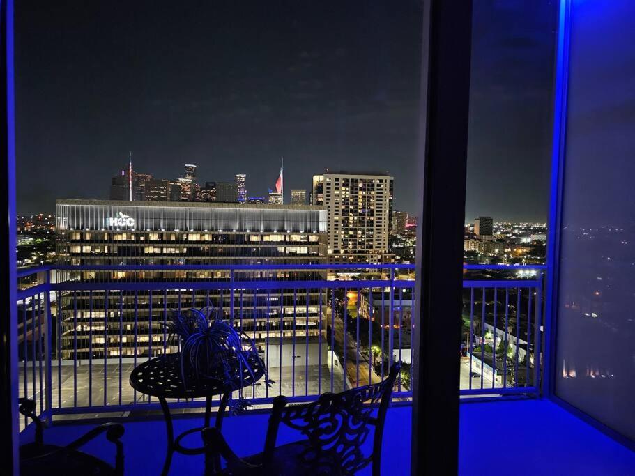 Luxury Highrise In Midtown - Skyline Views And Chic Decor Apartment Houston Bagian luar foto