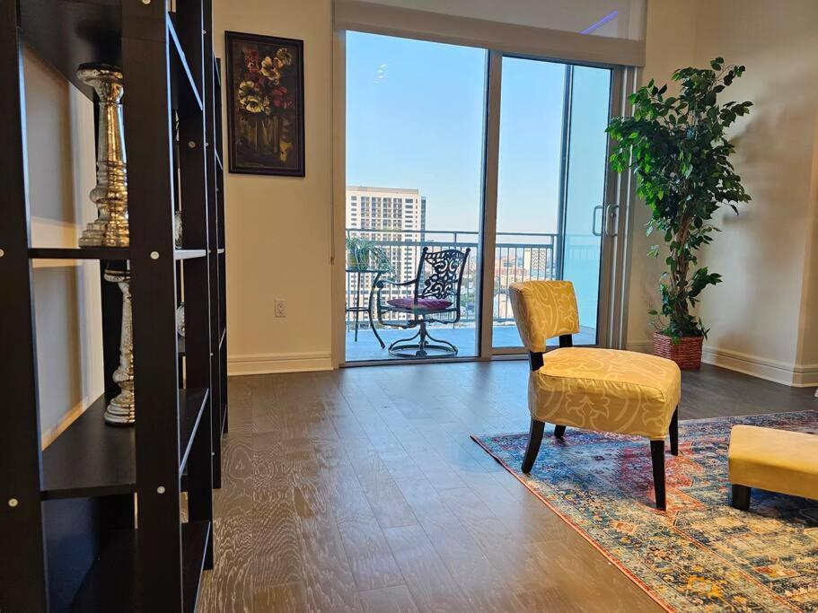 Luxury Highrise In Midtown - Skyline Views And Chic Decor Apartment Houston Bagian luar foto