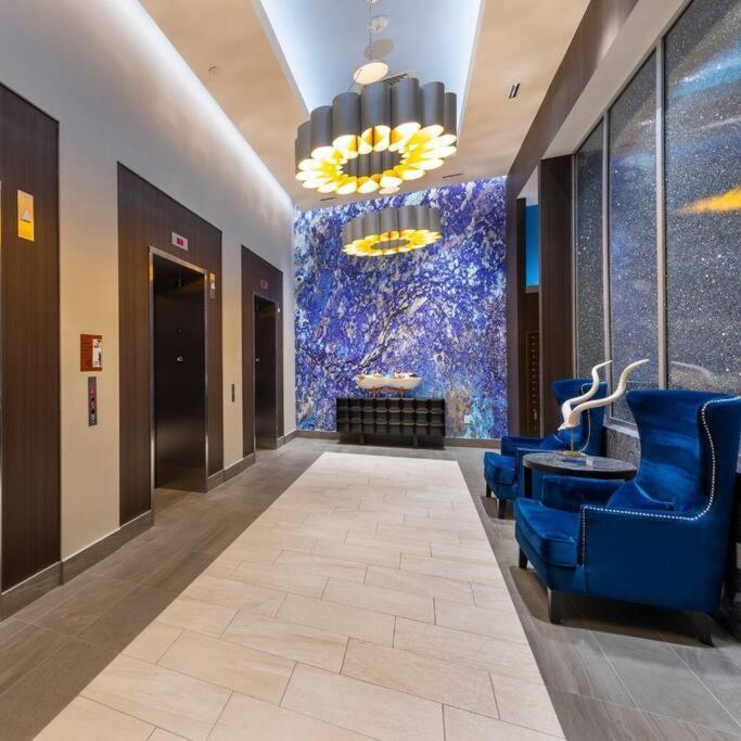 Luxury Highrise In Midtown - Skyline Views And Chic Decor Apartment Houston Bagian luar foto