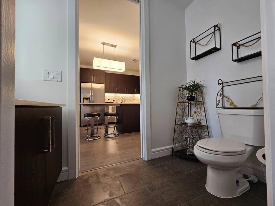 Luxury Highrise In Midtown - Skyline Views And Chic Decor Apartment Houston Bagian luar foto