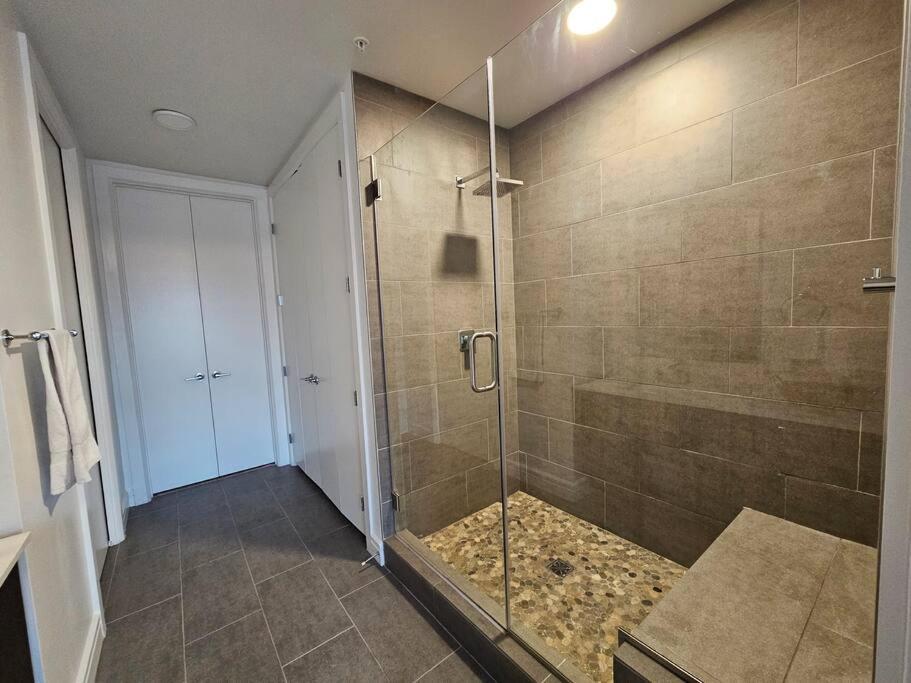 Luxury Highrise In Midtown - Skyline Views And Chic Decor Apartment Houston Bagian luar foto