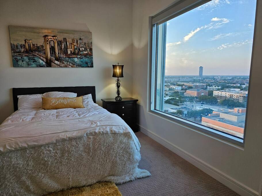 Luxury Highrise In Midtown - Skyline Views And Chic Decor Apartment Houston Bagian luar foto