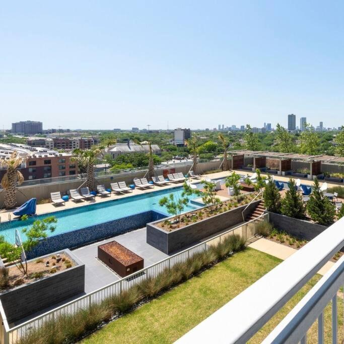 Luxury Highrise In Midtown - Skyline Views And Chic Decor Apartment Houston Bagian luar foto