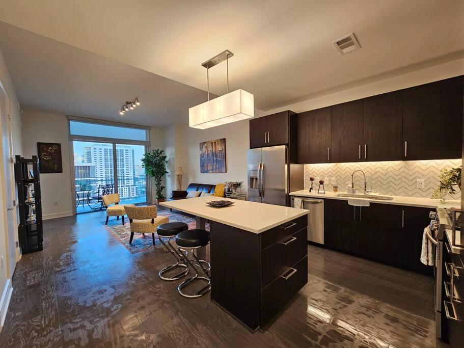 Luxury Highrise In Midtown - Skyline Views And Chic Decor Apartment Houston Bagian luar foto