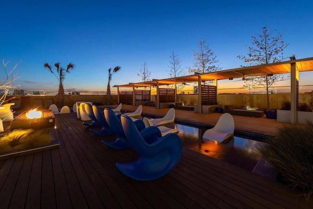 Luxury Highrise In Midtown - Skyline Views And Chic Decor Apartment Houston Bagian luar foto