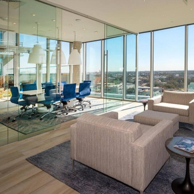 Luxury Highrise In Midtown - Skyline Views And Chic Decor Apartment Houston Bagian luar foto