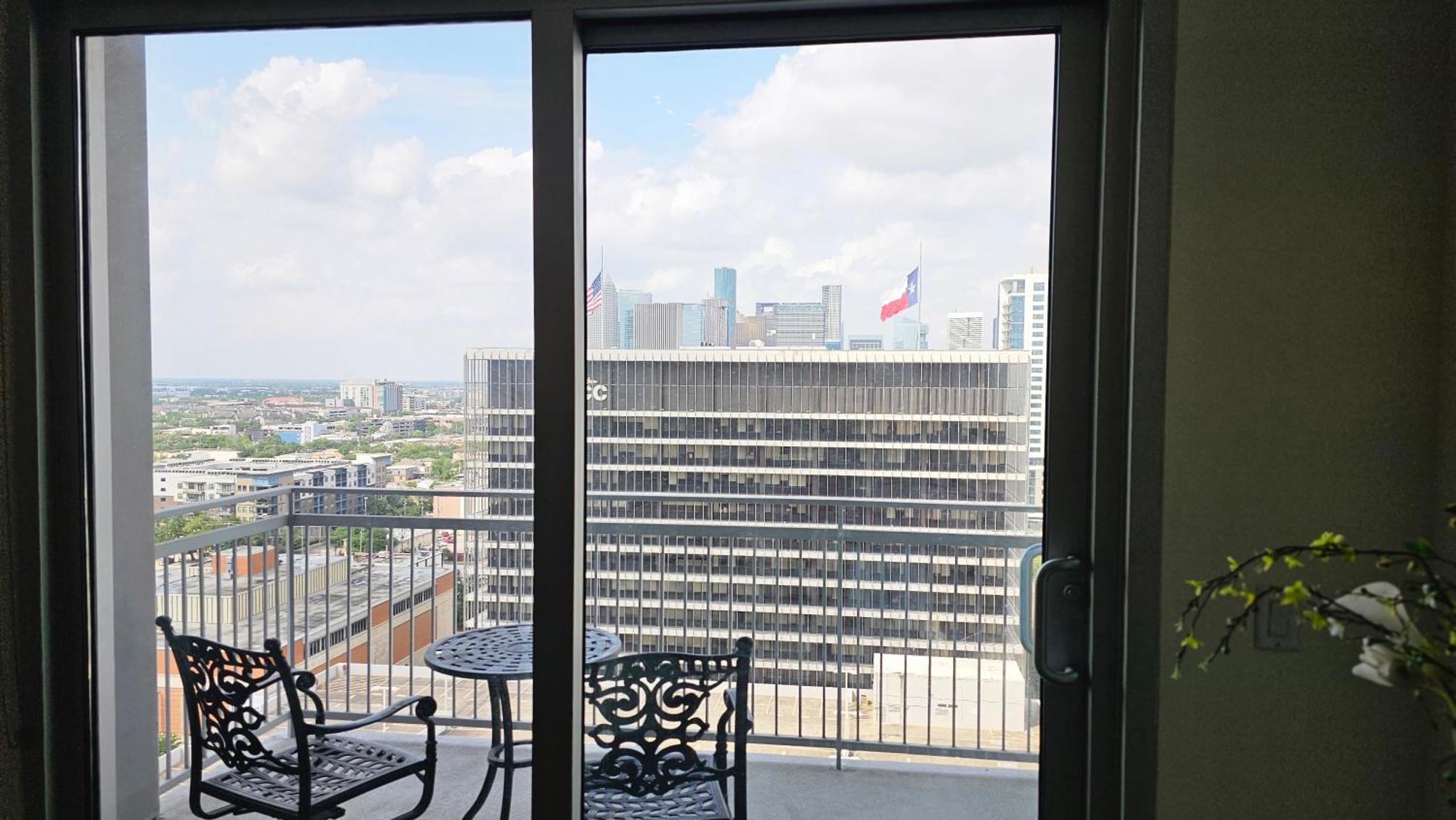 Luxury Highrise In Midtown - Skyline Views And Chic Decor Apartment Houston Bagian luar foto