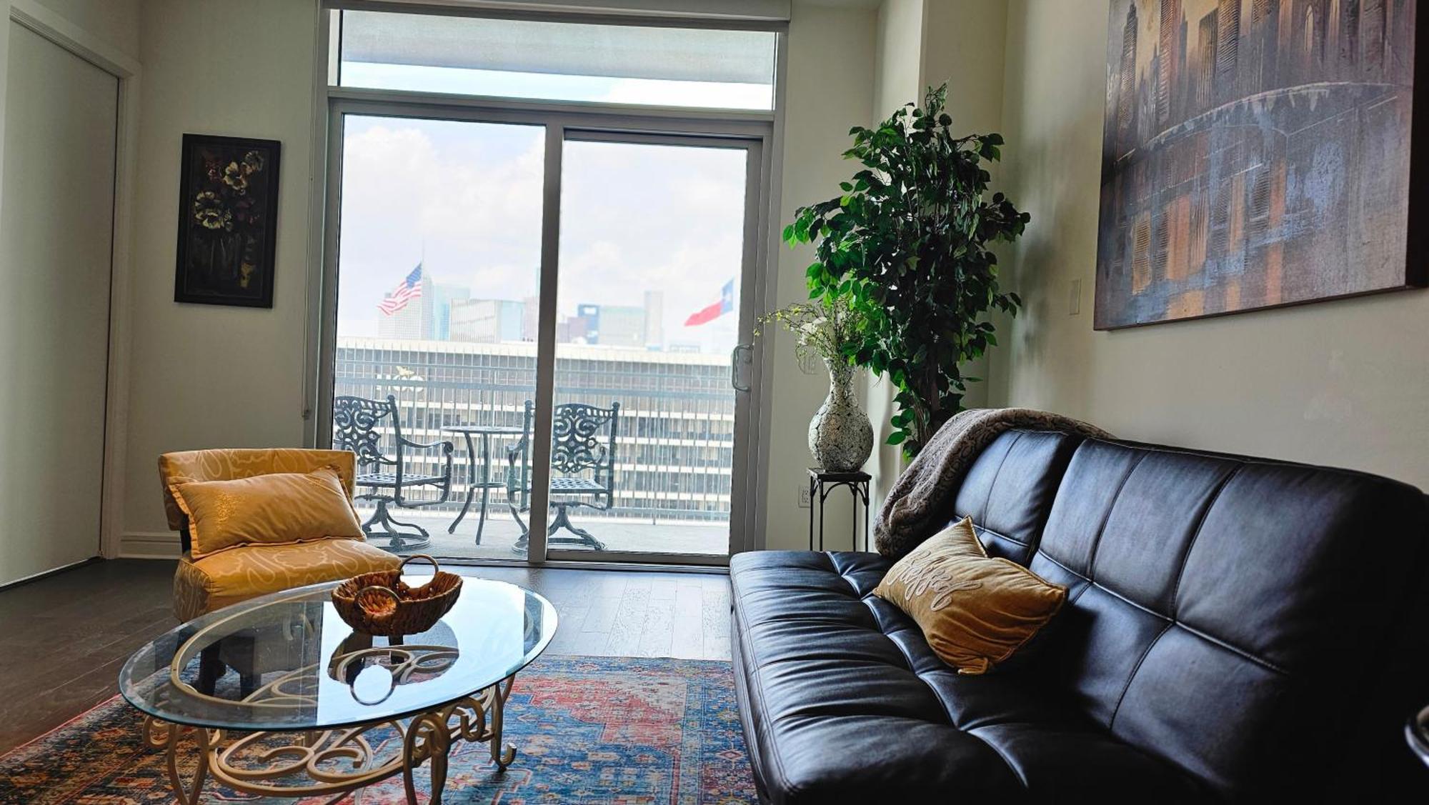 Luxury Highrise In Midtown - Skyline Views And Chic Decor Apartment Houston Bagian luar foto