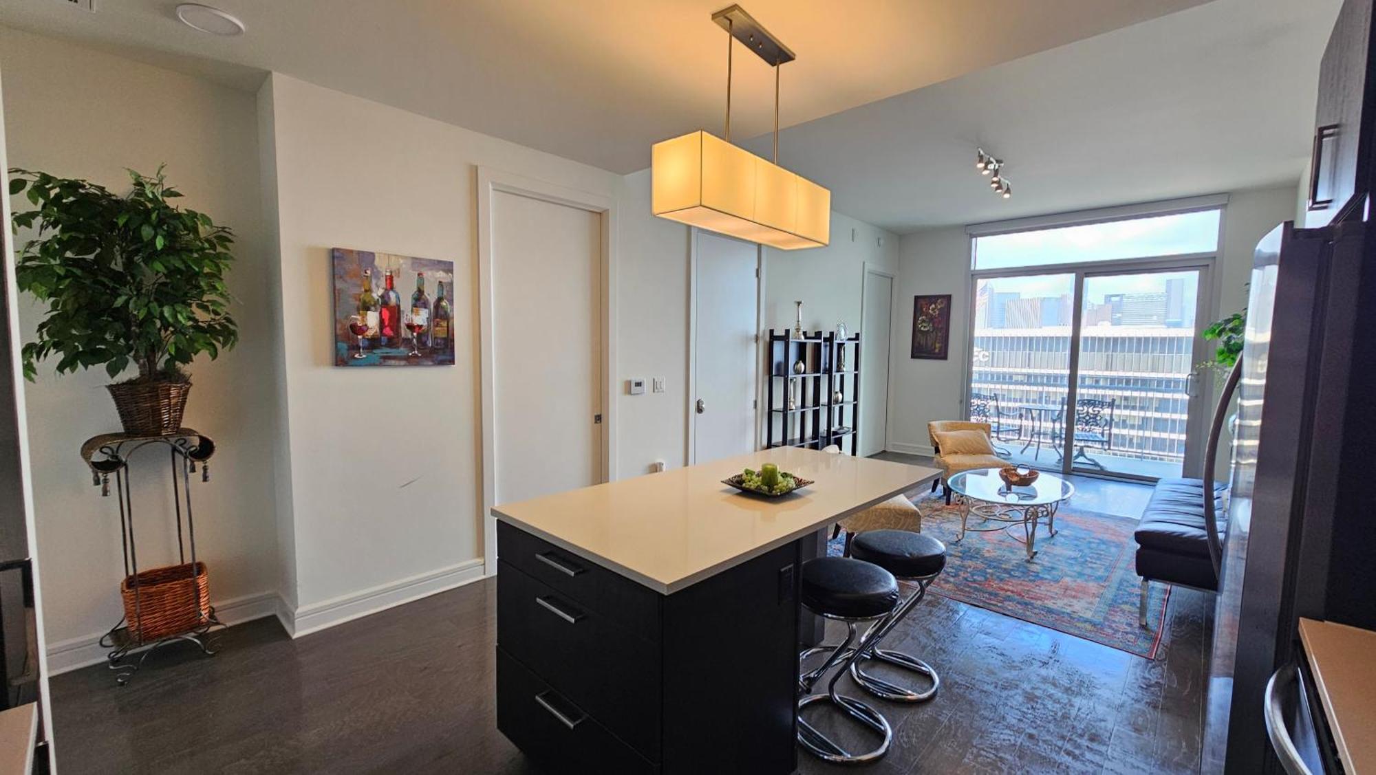 Luxury Highrise In Midtown - Skyline Views And Chic Decor Apartment Houston Bagian luar foto